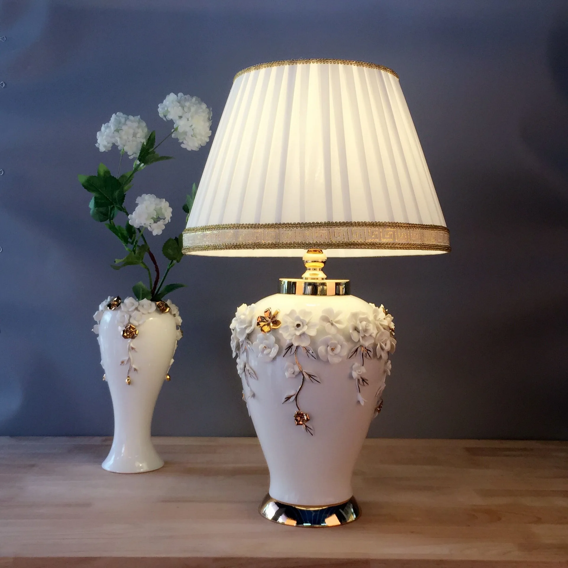 Europe Luxury Ceramic Table Lamps White Ceramic Flower Pattern Bedside Lamp For Bedroom Living Room Study Room 110v 220v EU Plug