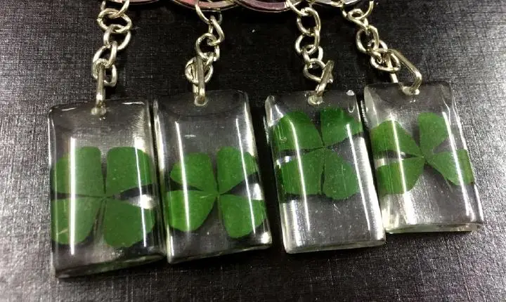 

24pcs fashion natural four leaf clover pendant real plant specimen chic keychian