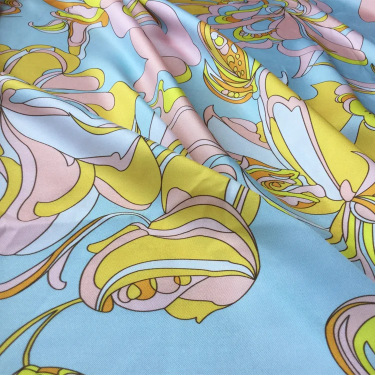 European brands with the same pattern twill silk pattern digital printing cloth women\'s fashion fabric 100% polyester fabric