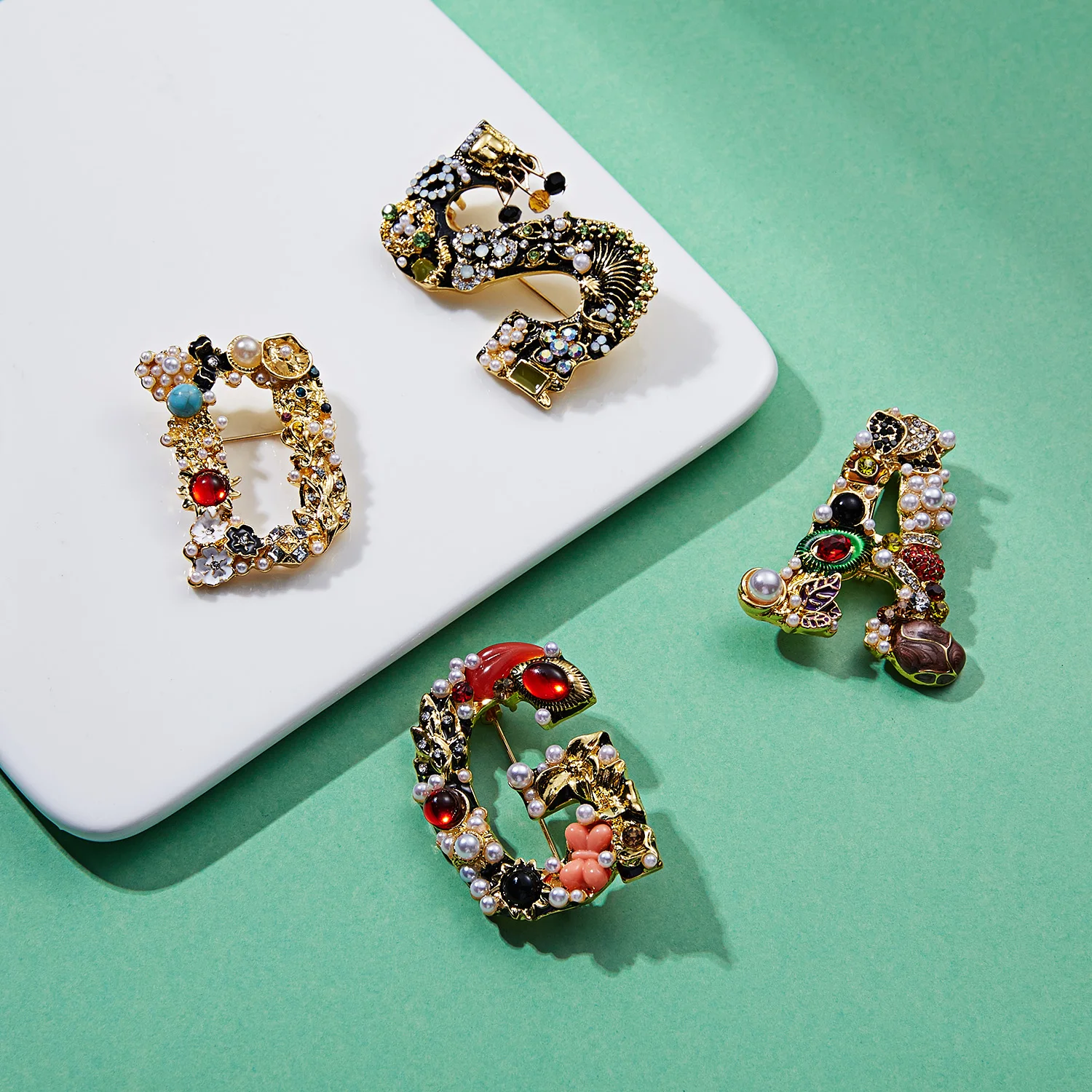 Elegant 26 Letters A D G S Letter Brooches for Women Rhinestone Pearl Enamel Flower Sweater Scarf Suit Brooch Pin Female Jewelry