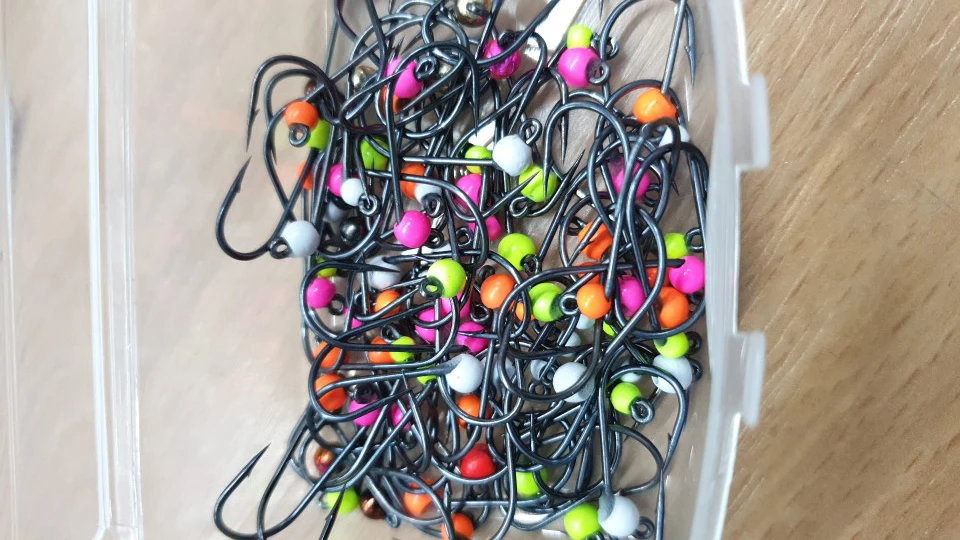 MAXIMUMCATCH Pro Wolframperlen-Sortiment – 25 Stück 2,0–4,6 mm runde Nymphenköpfe in 19 Farben, hochdichte Fliegenbindeperlen – Detail 10