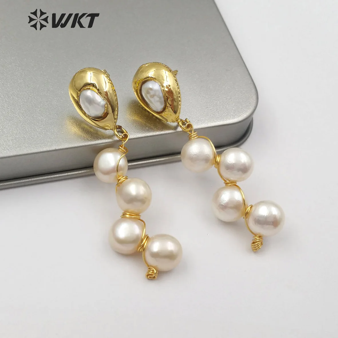 

WT-E529 Freshwater Pearl Earring Four Pieces Round Shape White With Wire Wrapped For Wedding Decent Jewelry Finding