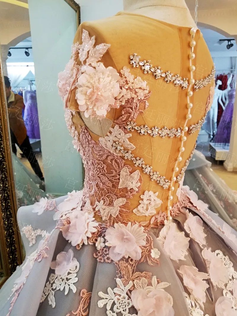 Brilliant ควันสีเทาลูกไม้ดอกไม้ Tulle Chapel Train ชุดแต่งงาน Illusion Bodice Beaded ลูกไม้ Appliques Off ไหล่2017