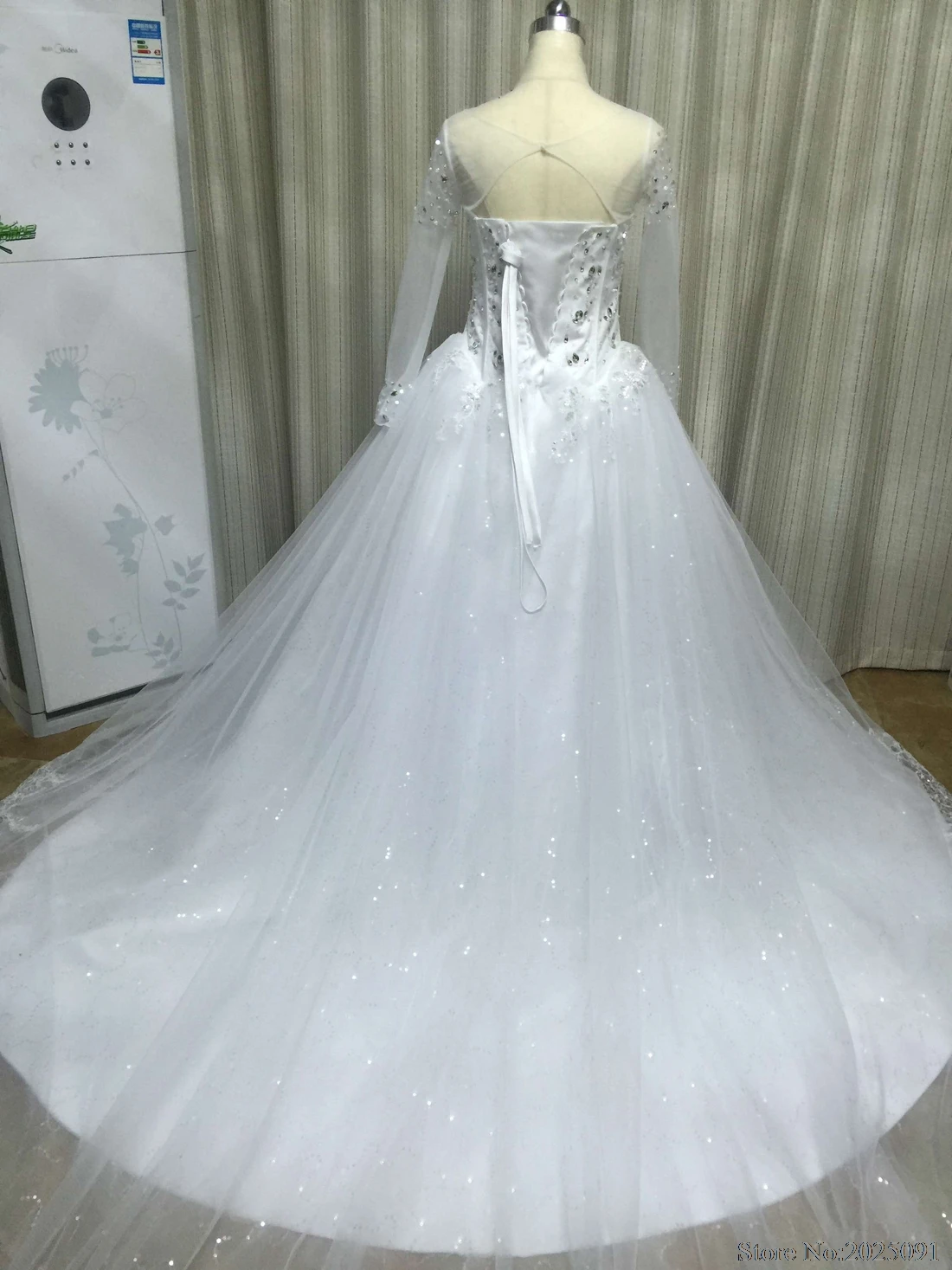 New White Plus Size Wedding Dresses 2019 Long Sleeve Ball Gown Tulle Lace Appliques Bridal Gown with Crystal Vestido de noiva