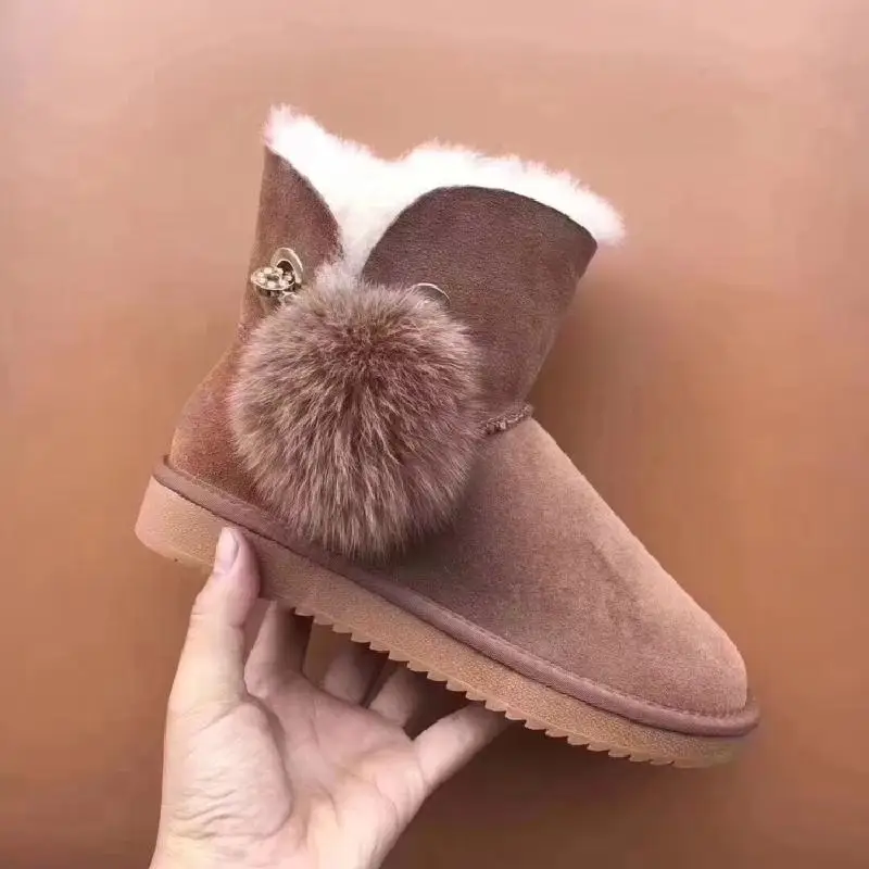 In 2019, the latest European high-quality real sheepskin natural wool women boots. The latest and most fashionable snow