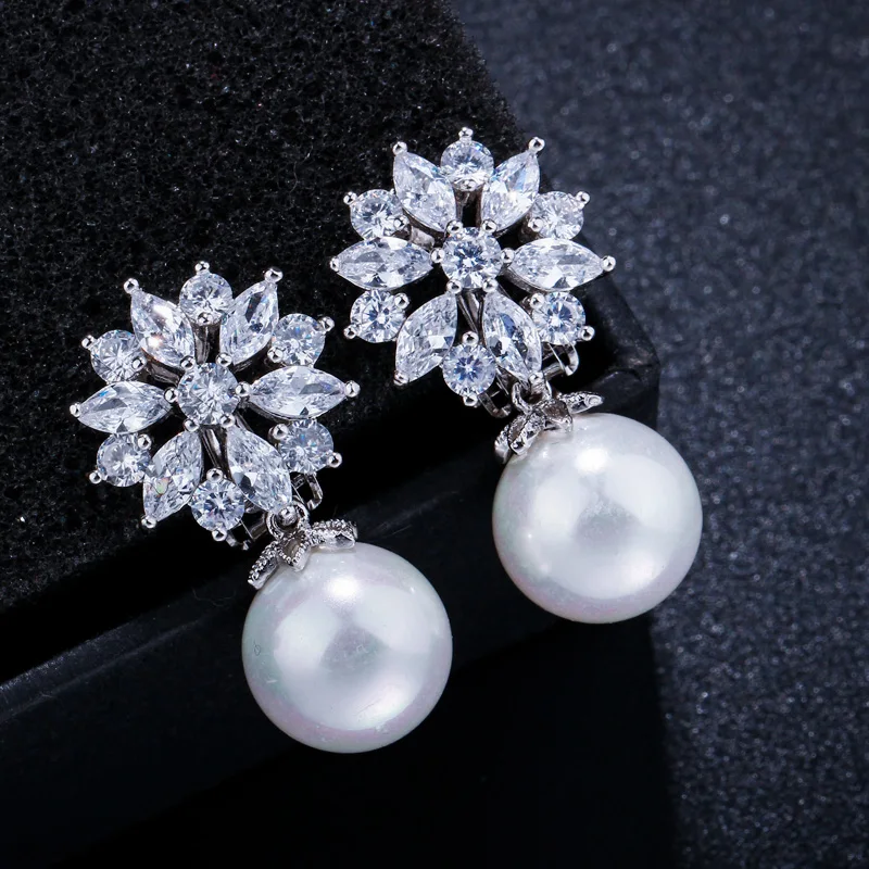 CWWZircons Designer CZ Crystal Flower Pearl No Hole Earrings for Women Fashion Jewelry Ear Clip On Non Pierced Earring CZ408