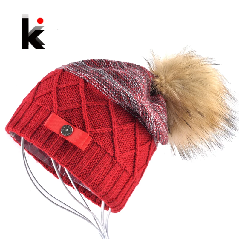

Imitation Fur Ball Beanie Hat Women Winter Double Layer Knitted Skullies Beanies Female Metal Button Bow PomPom Caps Lady Touca