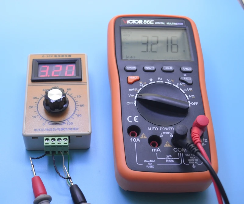 Generatore di segnale di tensione 0-10 V Alimentatore 15-28 V CC Display digitale Generatore di segnale Dispositivo di uscita del segnale 0-10 V CC