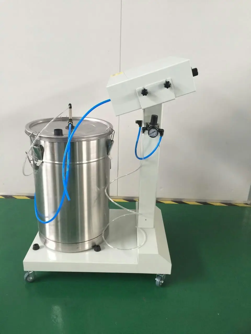 Electrostatic powder coating machine with electrostatic powder painting spray gun