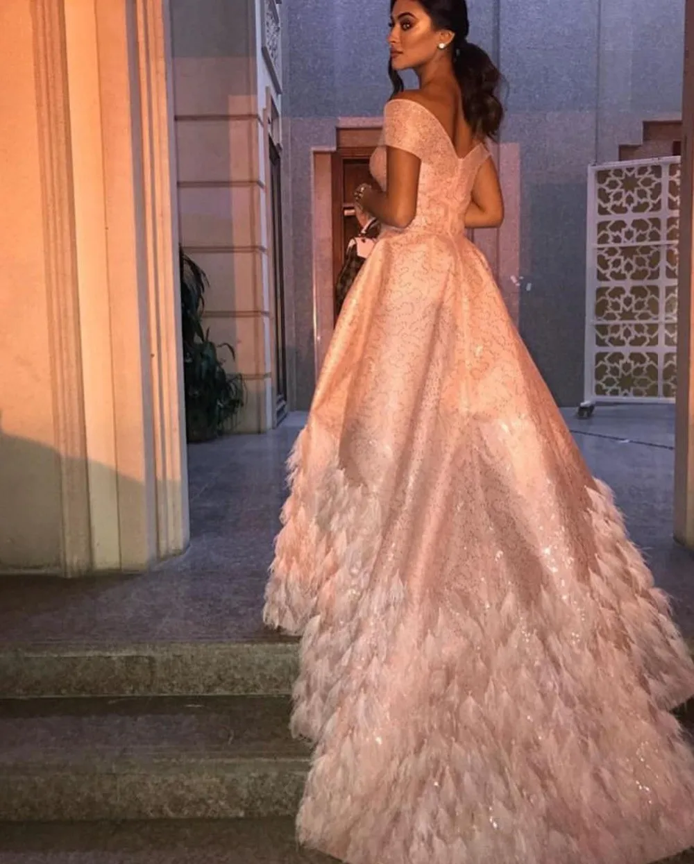 Bling Blush Roze Luxe Dubai Avondjurk 2019 Elegant Uit De Schouder Arabische Feather Prom Gown Lange Elegante Formele Party