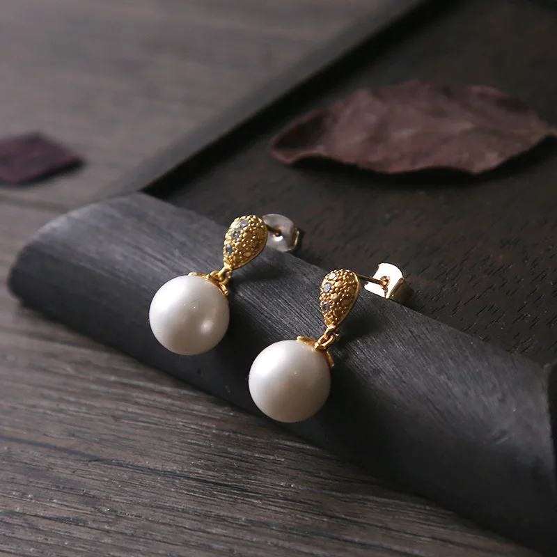 

Stylist hand made in Taiwan Shell pearl has stud earrings earrings contracted joker pearl silver needle