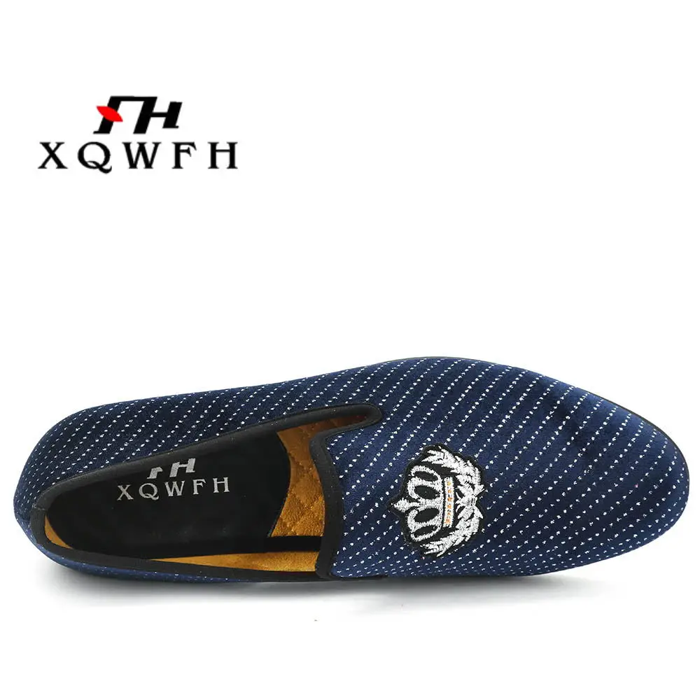 XQWFH Men Blue Velvet Loafers Fashion Crown Emblem Embroider Flats Polka Dot Style Casual Shoes Men's Dress Shoes Party Slippers