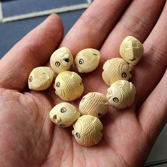 4pcs Natural Boxwood Wooden Carved Tiny Fish Loose Beads Loose Space Beads Finding DIY Jewelry Accessories