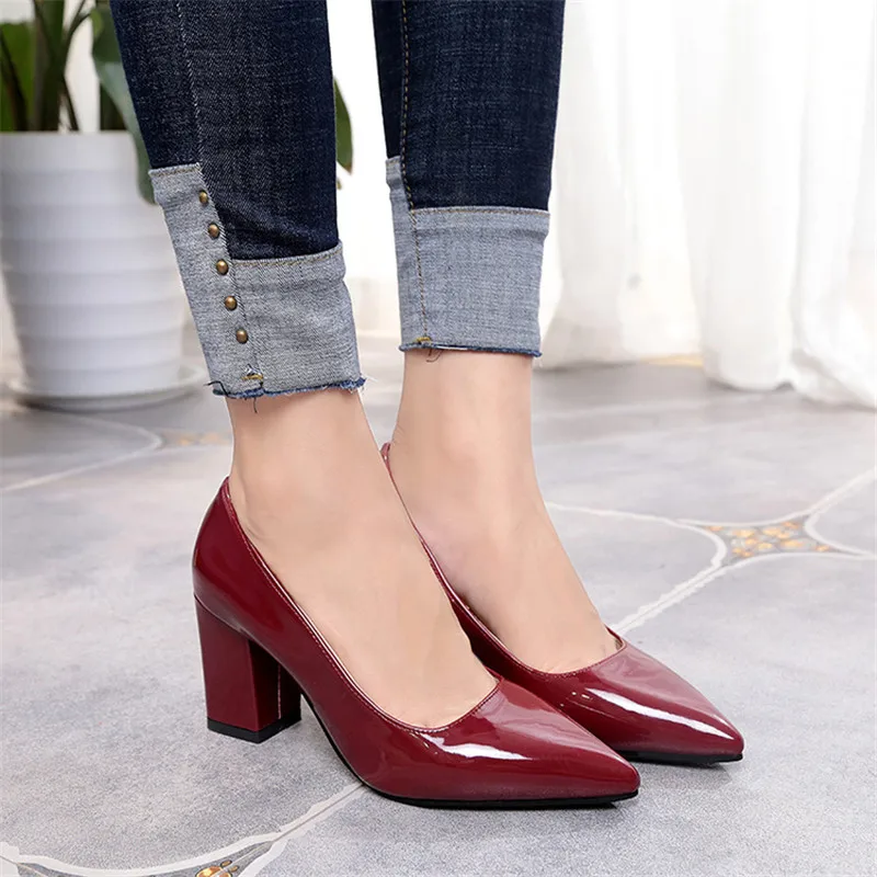 Neue Frauen Pumps schwarze High Heels 7,5 cm Dame Lack leder flach dick mit Herbst spitzen Einzels chuhen Slip-On Damenschuhe