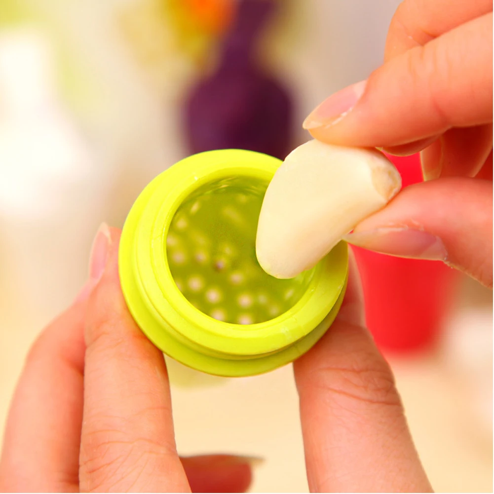 Practical Kitchen Cooking Tools Garlic press Crusher Presser screw squeeze Peeler Garlic Crusher Random Color