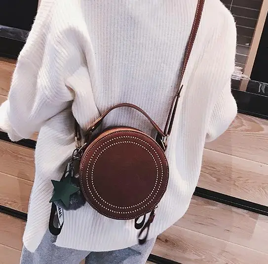 Small Round Crossbody Bags for Women Handbags Rivet Pu Leather Shoulder Bags Women Circle Purse Cute Star Pendant Messenger Bag