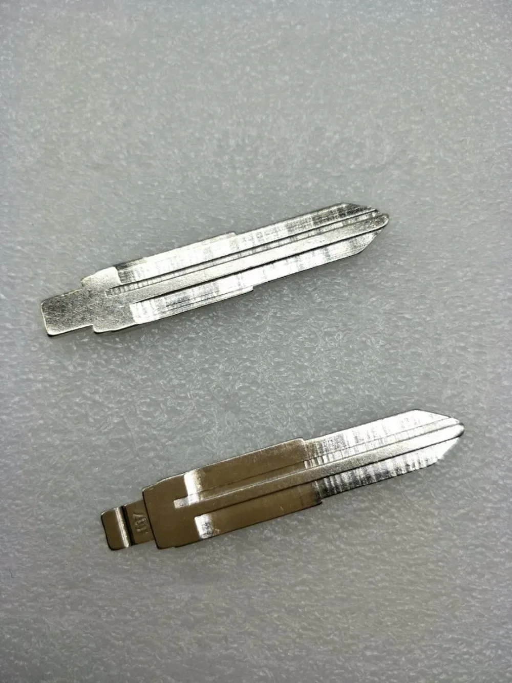 10 unids/lote, la mejor hoja de llave para SsangYong Flip Car NO.137, reemplazo de llave remota