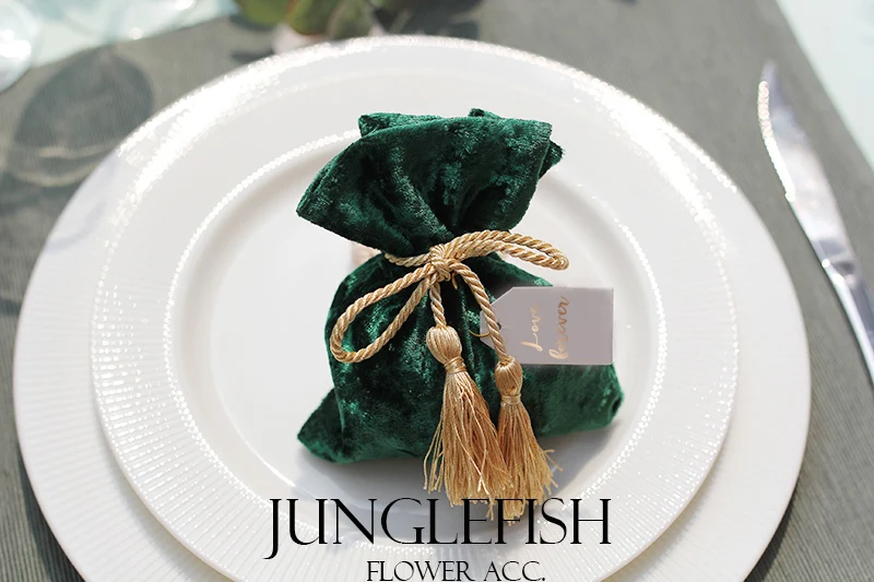 2018 new green velvet wedding candy boxes with string and the cards 9.5*12cm luxury gift pouches event party supplies favors bag