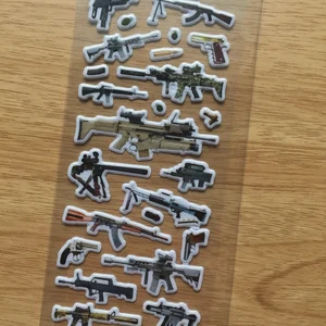 Quente! 1 pçs mundialmente famosa arma 3d adesivos decoração da parede casa dos desenhos animados mini adesivo geladeira notebook para crianças brinquedos gwolves 8 principais vendas adesivos de armas - №7