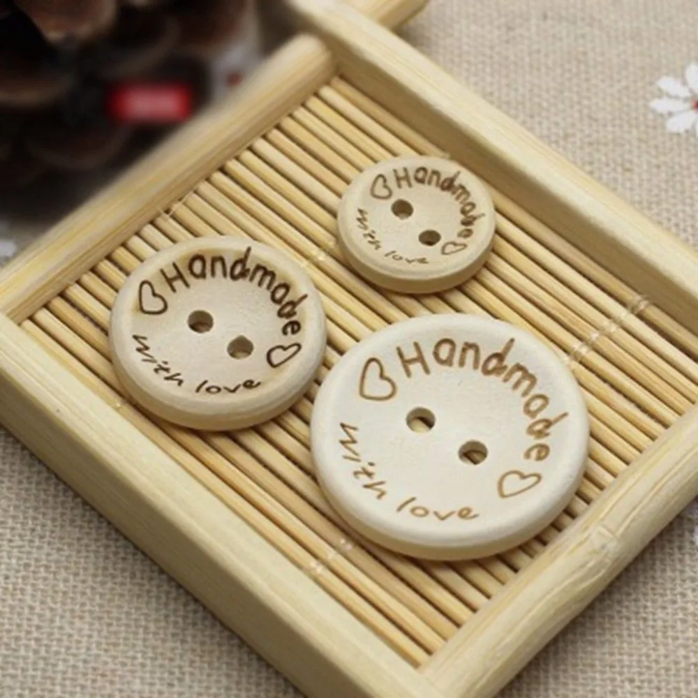 300 X bottoni in legno "fatti a mano amore" Crafting chiusure per cucire connettori