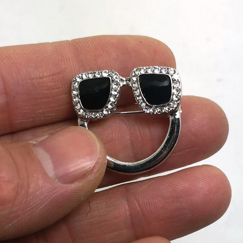 Crystals Black Enamel Charm Eyeglasses Holder Pin Brooch Badge Fashion Jewelry Accessories New Designer