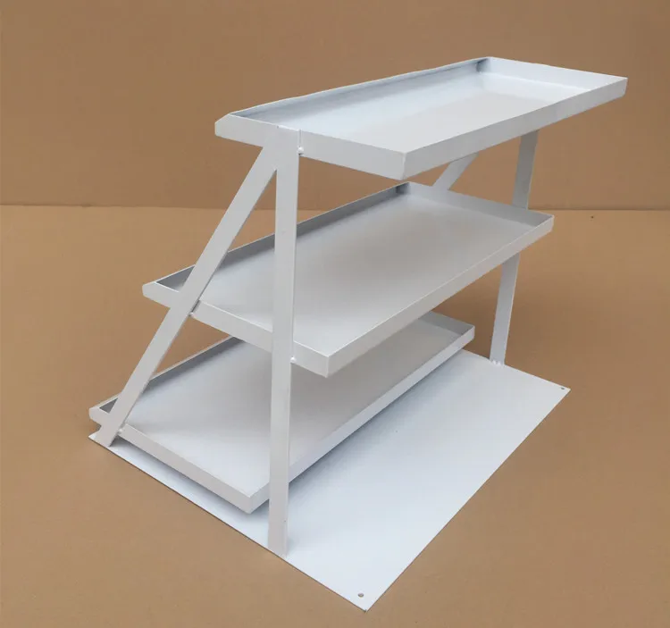 Table d'eau trois couches. Gomme étagères. Rouge à lèvres