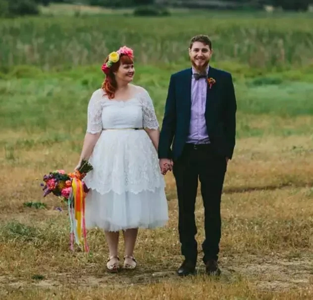 Mais tamanho curto a linha vestidos de casamento colher pescoço meia mangas chá leagth renda país nupcial vestido de casamento feito sob encomenda