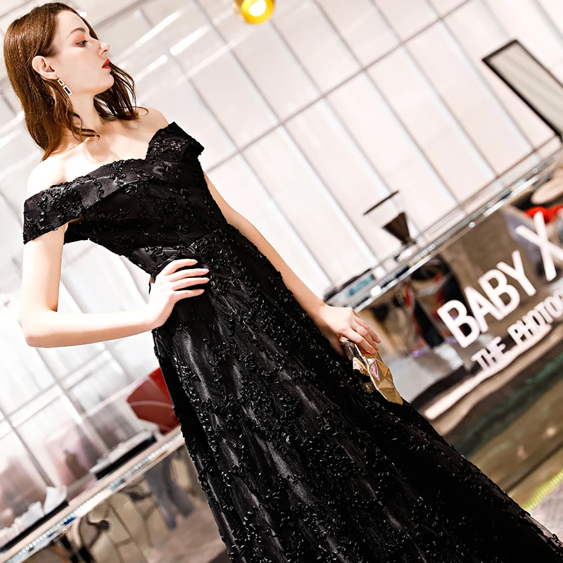 JaneVini Elegant Black Lace Lange Bruidsmeisjes Jurken voor Bruiloft Boothals Mouwloze EEN Lijn Floor Lengte Tulle Prom Partij Jassen