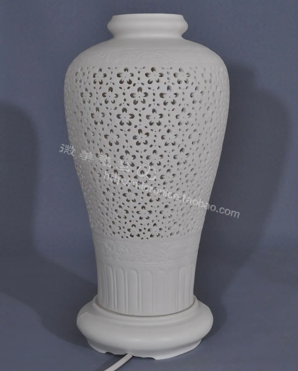 White porcelain lamp lamp hollow hollow Flowers Chinese living room lamps Home Furnishing ceramic decorative arts and crafts Clu