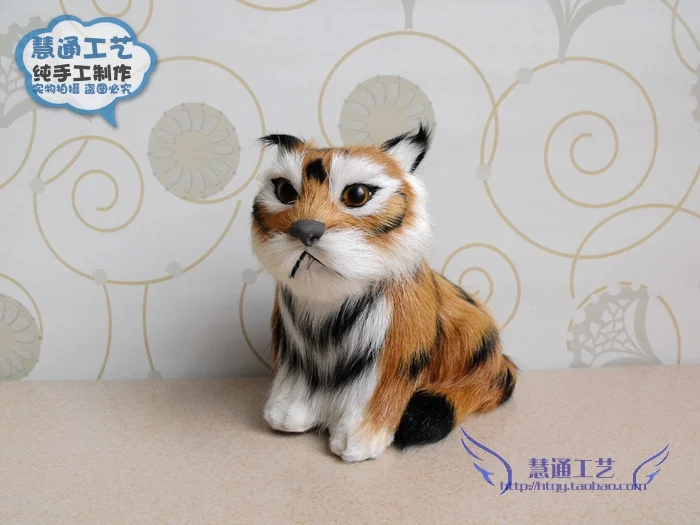 Около 12x8x11 см на корточках тигр, полиэтилен и мех, изделия ручной работы из смолы, украшение, рождественский подарок d386