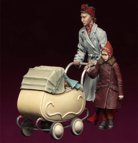 

1/35 Resin Figures Model Kit-C195 Refugees With Baby Carriage Unassembled unpainted