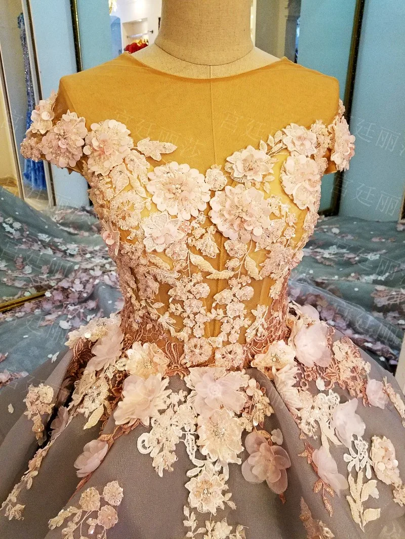 Brilliant ควันสีเทาลูกไม้ดอกไม้ Tulle Chapel Train ชุดแต่งงาน Illusion Bodice Beaded ลูกไม้ Appliques Off ไหล่2017