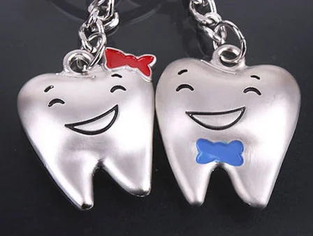 2 Pcs/1 คู่การ์ตูนฟันพวงกุญแจทันตแพทย์ตกแต่งโซ่กุญแจสแตนเลสฟันรุ่น Shape Dental Clinic ของขวัญ