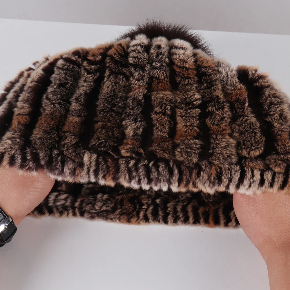 جيد مطاطا حك الثعلب كرة فرو القبعات للنساء مخطط الطبيعية ريكس الأرنب الفراء قبعات الشتاء الفتيات موضة الفراء الحقيقي قبعة صغيرة