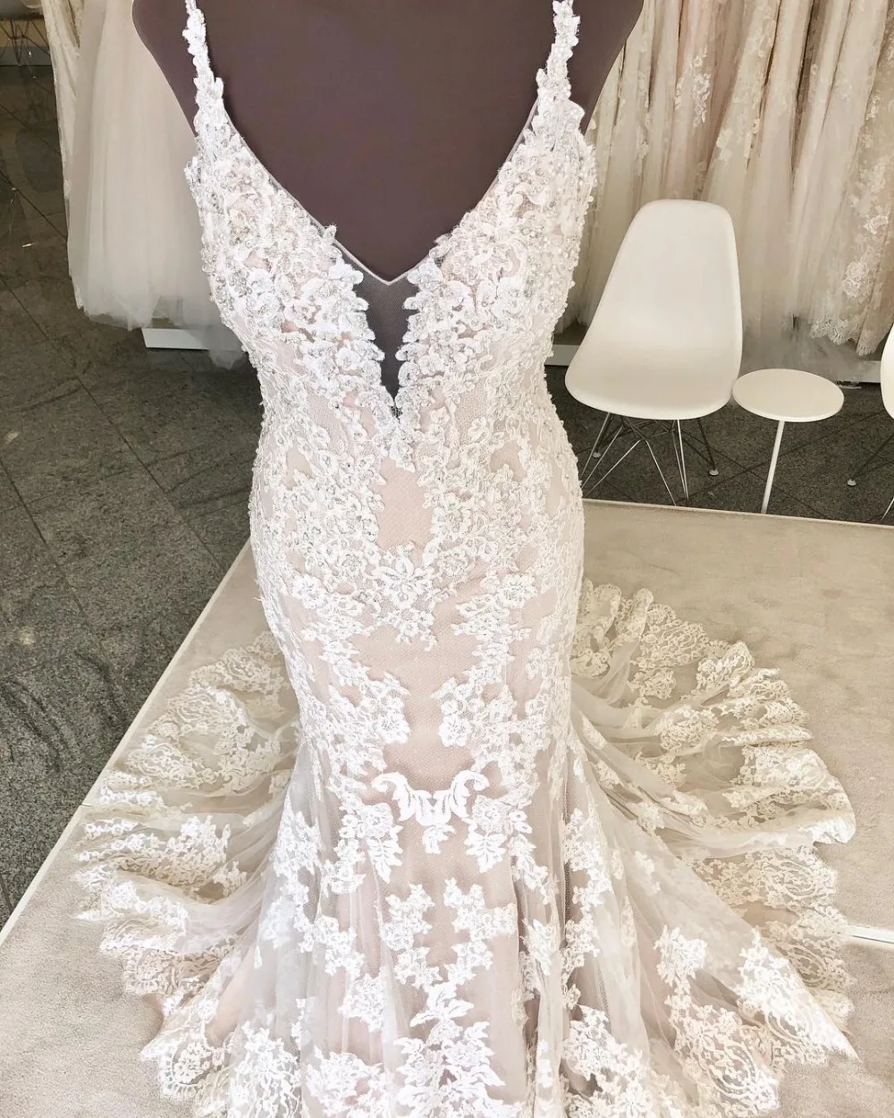 2019 abiti da sposa bohémien cinghie di Spaghetti Appliques di pizzo abiti da sposa su misura Sweep Trian abito da sposa a sirena