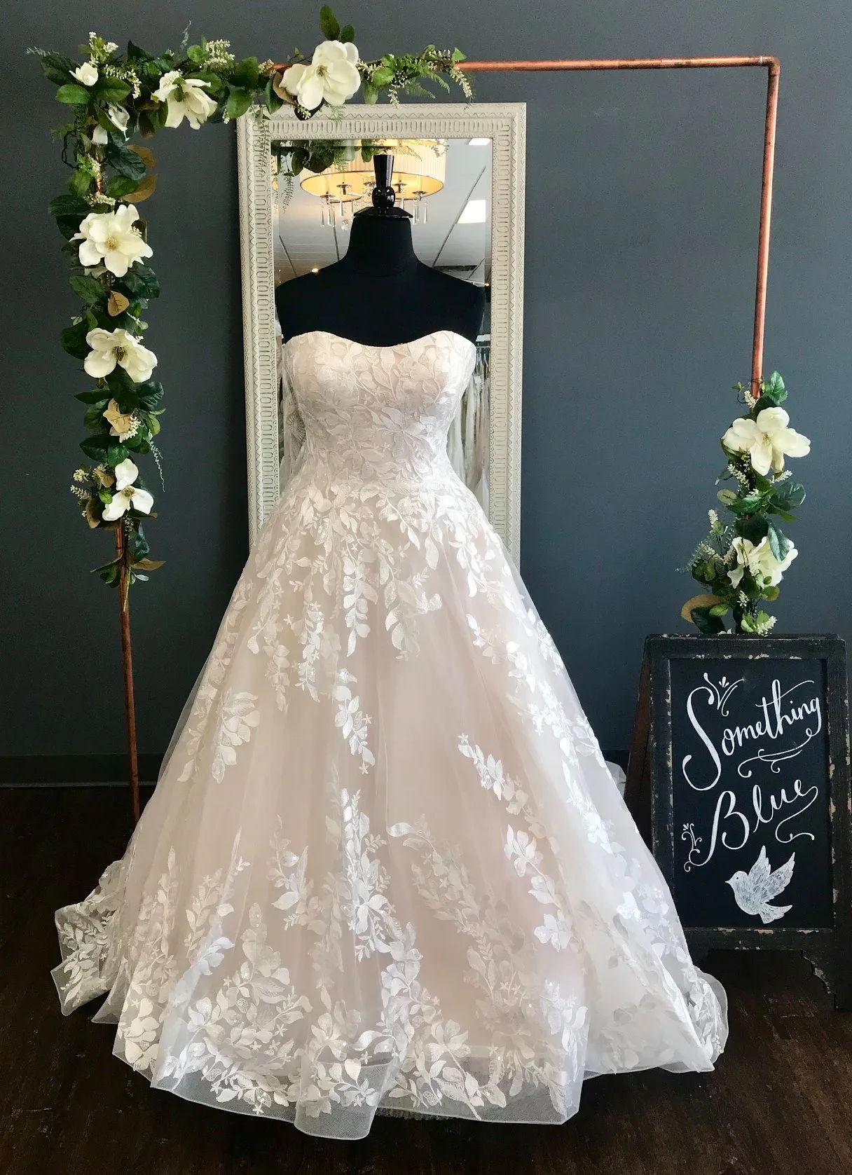 Plus Size Vintage Wedding Dress 2019 Ballgown Strapless vestido de noiva Vine & Floral Pattern Lace Simple robe de mariee Casual