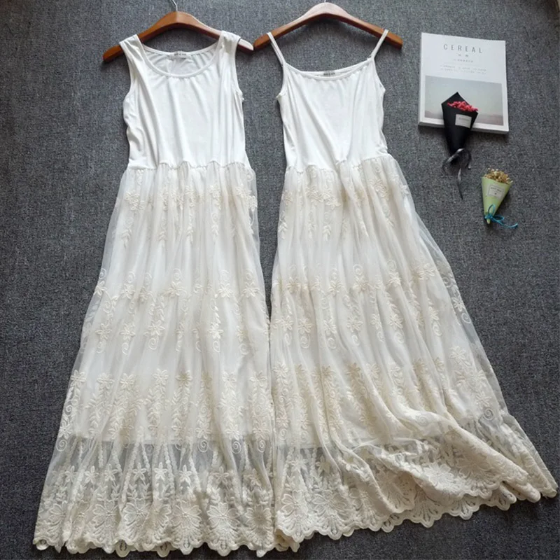 Harajuku modalne urocza sukienka w stylu mori girl kobiety bez rękawów Femmes czarny biały koronki warstwy haft Hollow Out Underdress U582