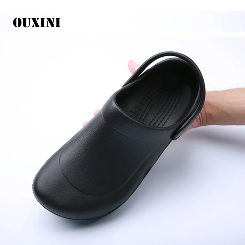 Sandalias de Chef para hombre, zapatos antideslizantes para trabajadores de cocina, zuecos de seguridad a prueba de aceite, impermeables, color negro