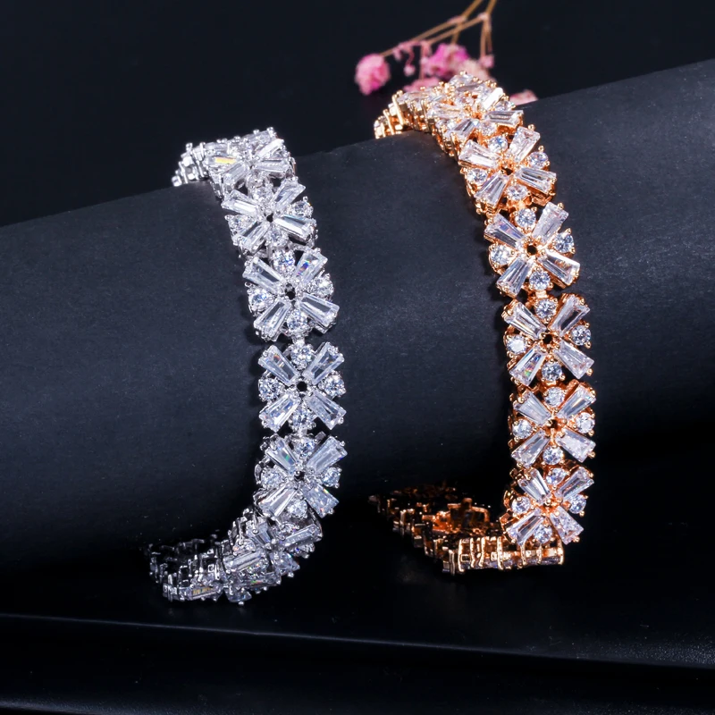 CWWZircons Damen Modeschmuck Wunderschönes Silberfarbenes Frühlingsblumen-Tennisarmband mit Zirkonia-Steinen für Hochzeiten CB010 – Detail 7