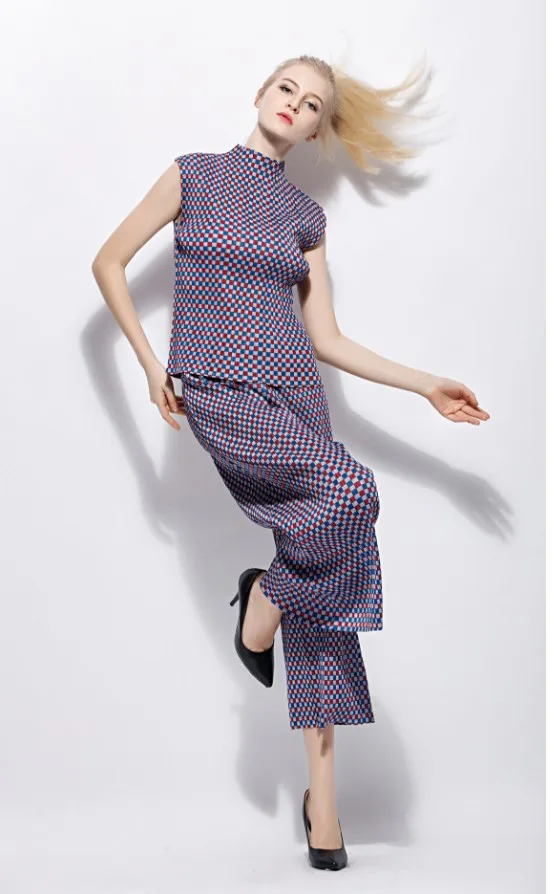 

HOT SELLING Miyake Fashion fold PLAID sleeveless T-shirt + leisure nine points bell-bottomed pants suit IN STOCK