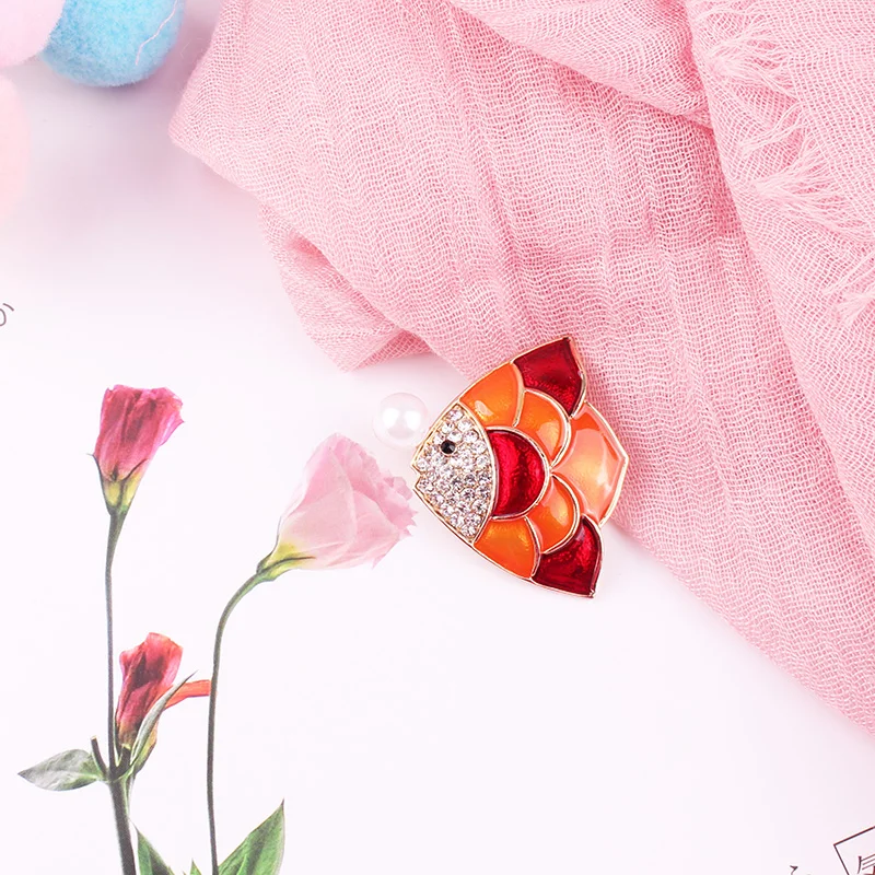 LUBOV Lovely Rhinestone Inlaid Colorful Enamel Tropical Fish Brooches Pins Cute Animal Women Party Costume Jewelry 2019 Gifts