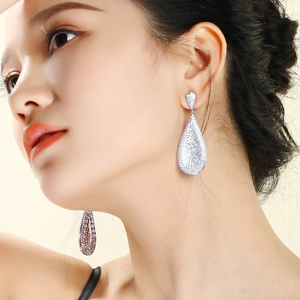 Large Luxury dangle earring with many shiny crystal stones great jewellery Pretty big long water drop earrings