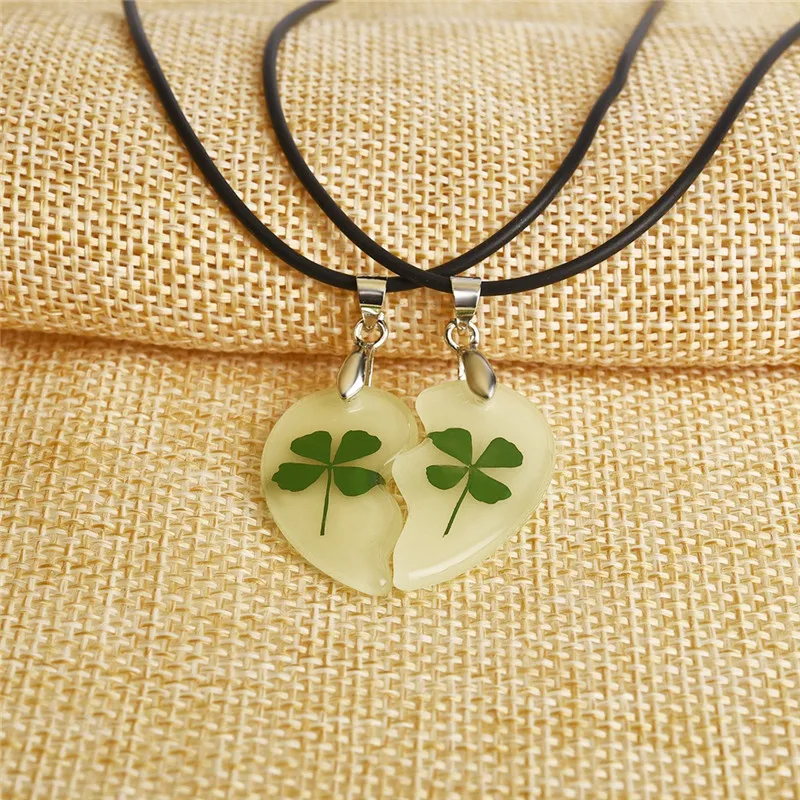 Four Leaf Clover Luminous Couple Necklaces 2 Pcs Heart Shape Pendant Necklace Natural Dried Flower Glow In The Dark Jewelry Gift