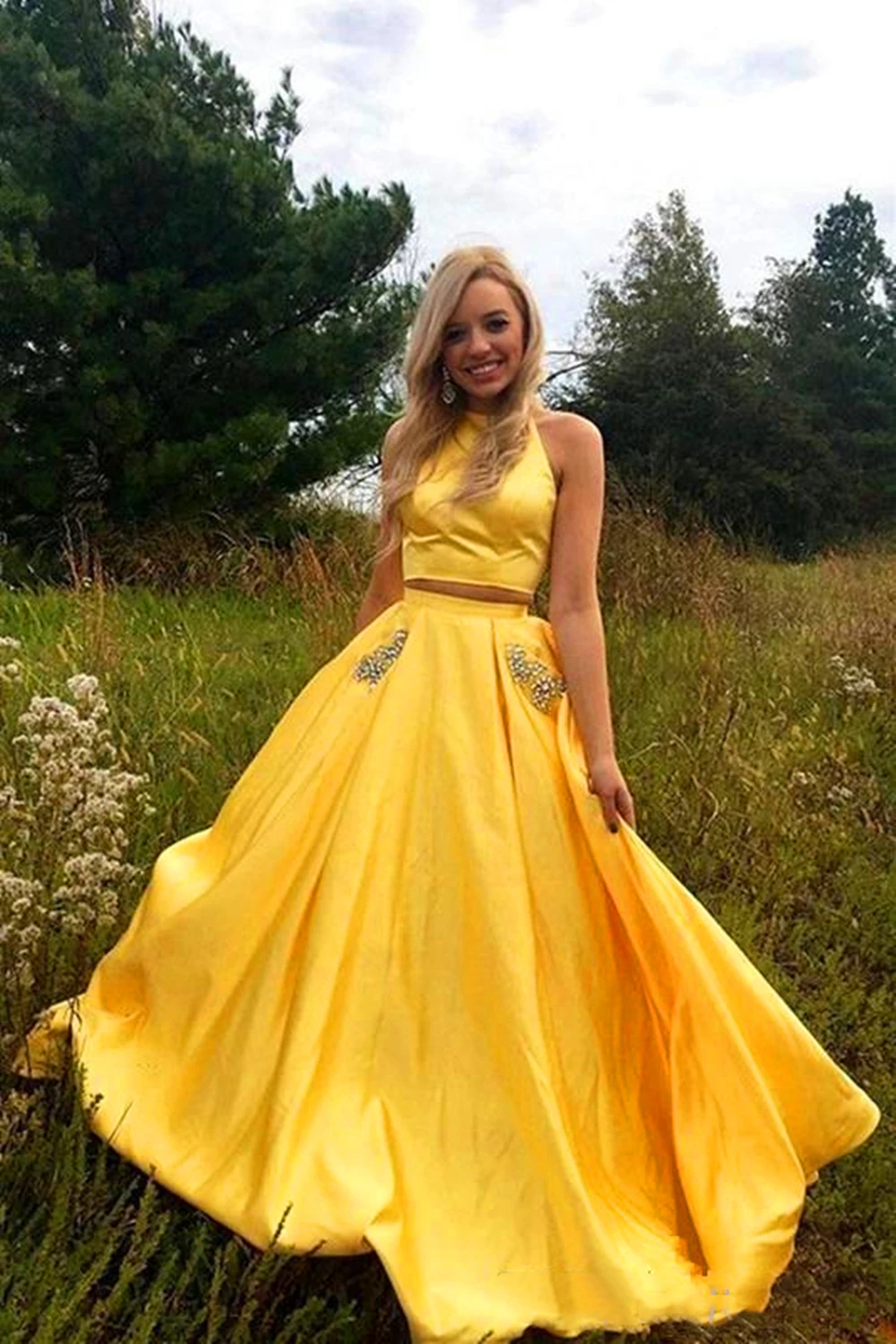 2021 Simple Evening Dresses Yellow Satin Two Pieces Prom Dresses Open Back Crew Sleeveless Beaded Sequins Pockets Party Dress