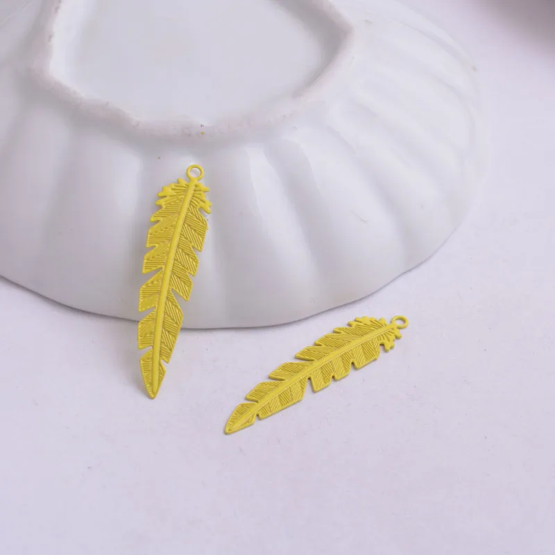 100 Stück AC2693 Sommerliche Niedliche Filigrane Feder-Anhänger Material Bisuteria Weiß Lila Schwarz Anhänger Verbinder Verzierung Schmuck – Detail 12