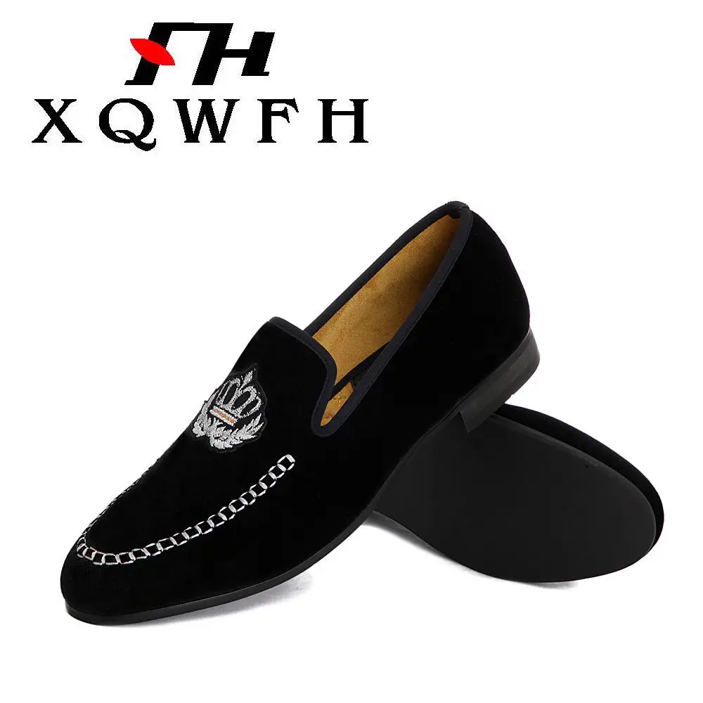 Xqwfh Mannen Zwart Fluwelen Loafers Mode Kroon Embleem Borduren Casual Schoenen Handgemaakte Slippers Slip Op Heren Trouwjurk Schoenen