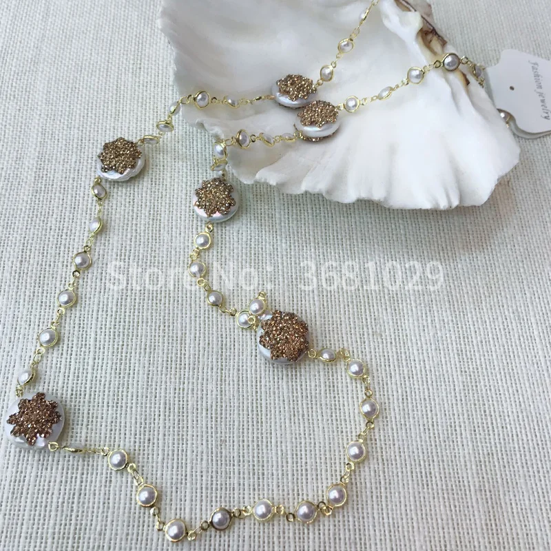 Pearl mosaic necklace is popular in Europe and America