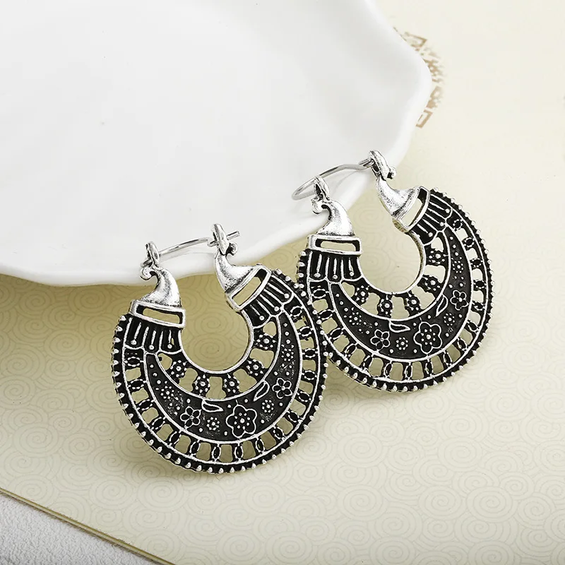 Korean Version Of The New Fashion Earrings Simple Wild Exotic National Wind Hollow Carved Ladies Earrings Manufacturers