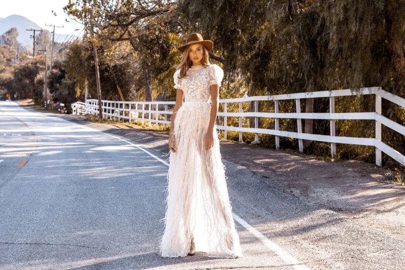 Crystal Design Wedding Dresses 2019 Lace Appliques Feather Short Sleeve Bridal Gowns Custom Summer Beach Wedding Dress