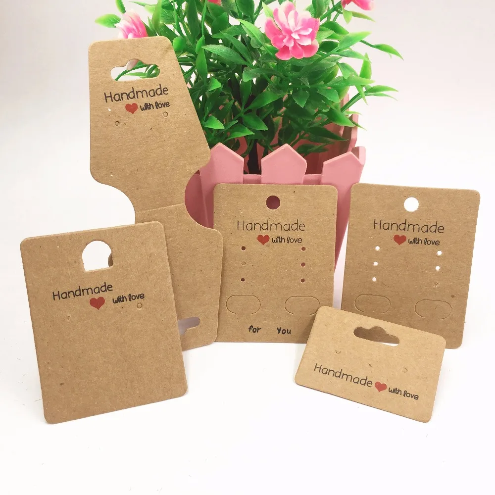 Porte-cartes d\'emballage en papier kraft fait à la main avec amour, présentoirs de bijoux, étiquettes pour collier, boucle d\'oreille, épingle à